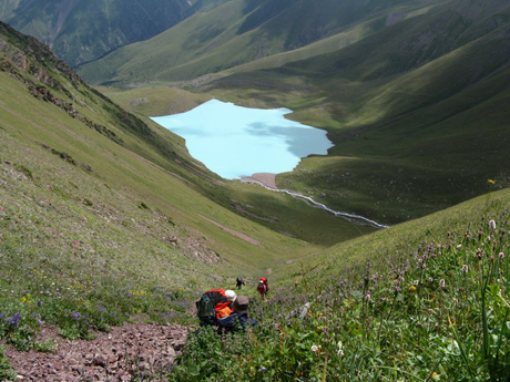 Вид на озеро Кель-Тор по пути на перевал