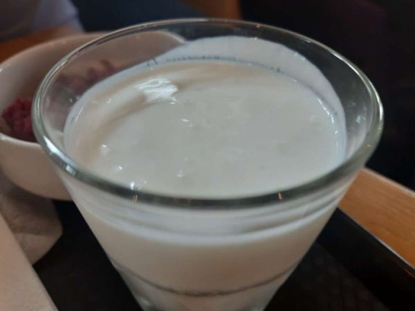 Кефир на ночь: 100 мл или полный стакан? Объем, который гарантирует крепкий сон и плоский живот